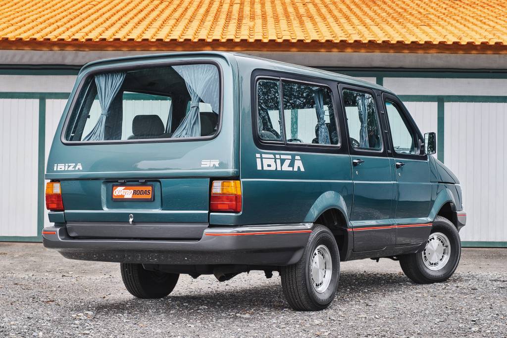 IBIZA 1 Van Ibiza verde vista 3/4 de trás