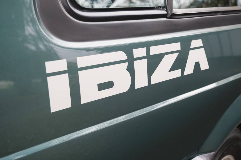 IBIZA 2 Nome Ibiza escrito ao lado da van verde