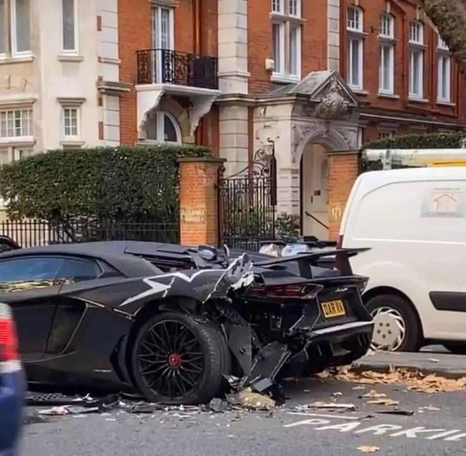 Lamborghini Aventador incrustada de diamantes batida