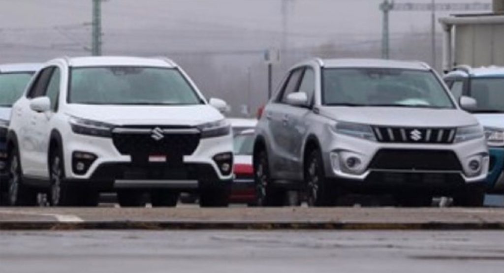 Suzuki-S-Cross-Leaked–1024×555 Dois Suzuki S-Cross cinzas vistos de frente