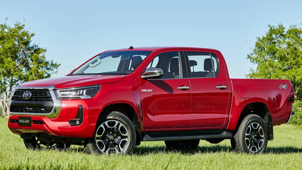 TOYOTA HILUX 2022 5 Toyota Hilux 2022 vermelha vista 3/4 de frente