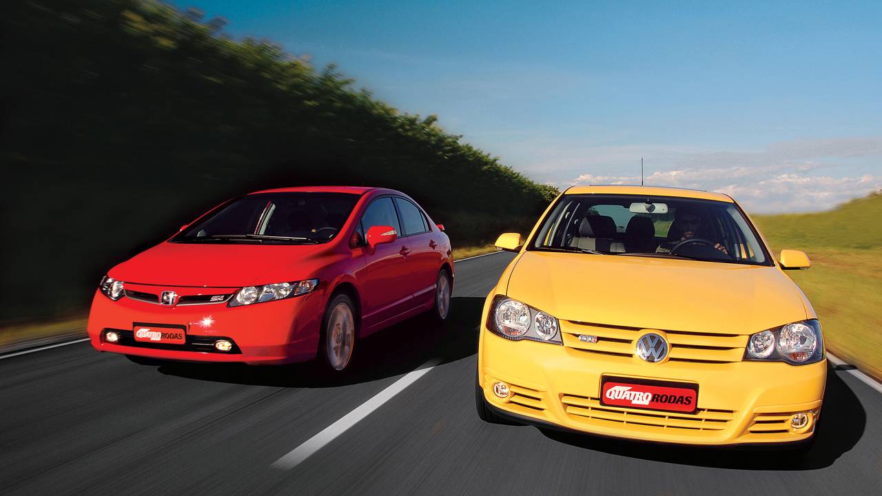 Civic SI, da Honda e Golf GTI, da Volkswagen, ambos modelo 2007, durante teste comparativo da revista Quatro Rodas.