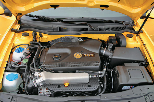 Motor do Golf GTI, da Volkswagen, modelo 2007, durante teste comparativo da revista Quatro Rodas.