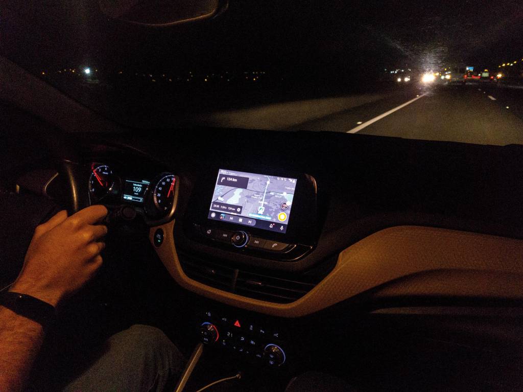 Chevrolet Onix e Onix Plus terão controle de luminosidade interna em 2023