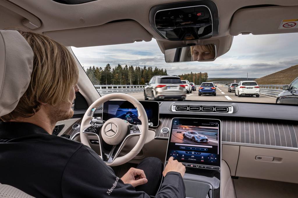 Mercedes supera Tesla e aprova melhor piloto automático do mundo. Entenda