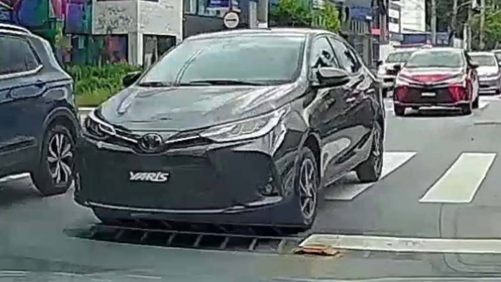 Yaris Sedan Novo Toyota Yaris Sedan também foi gravado pela câmera