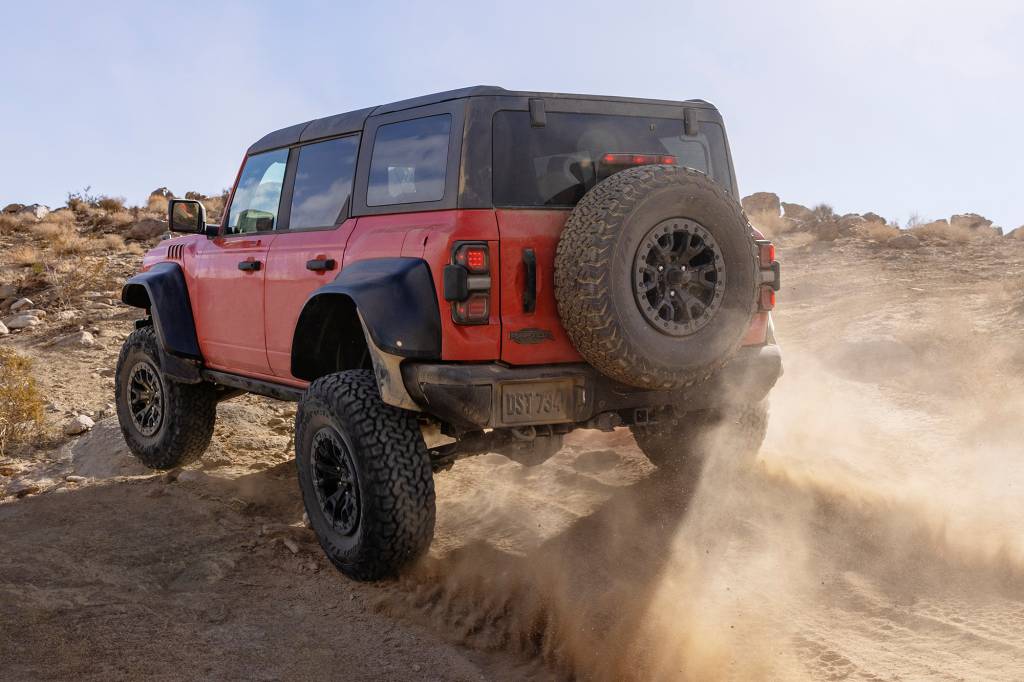 2022 Ford Bronco Raptor Novo eixo traseiro maximiza o contato dos pneus com o solo