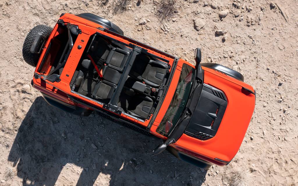 2022 Ford Bronco Raptor Mesmo sem o teto, Bronco Raptor mantém barra na coluna B para preservar rigidez torcional