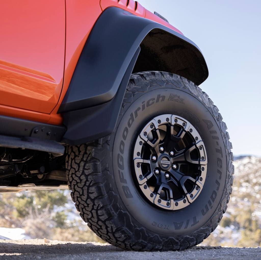 2022 Bronco Raptor Exterior Rodas podem utilizar beadlocks para murchar pneus sem que esses destalonem