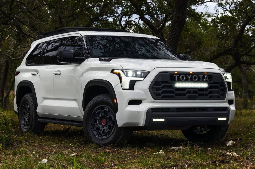 2023_Toyota_Sequoia_TRD-Pro_032-scaled Toyota Sequoia TRD Pro 2023 tem grade exclusiva, com barra de leds para incrementar iluminação