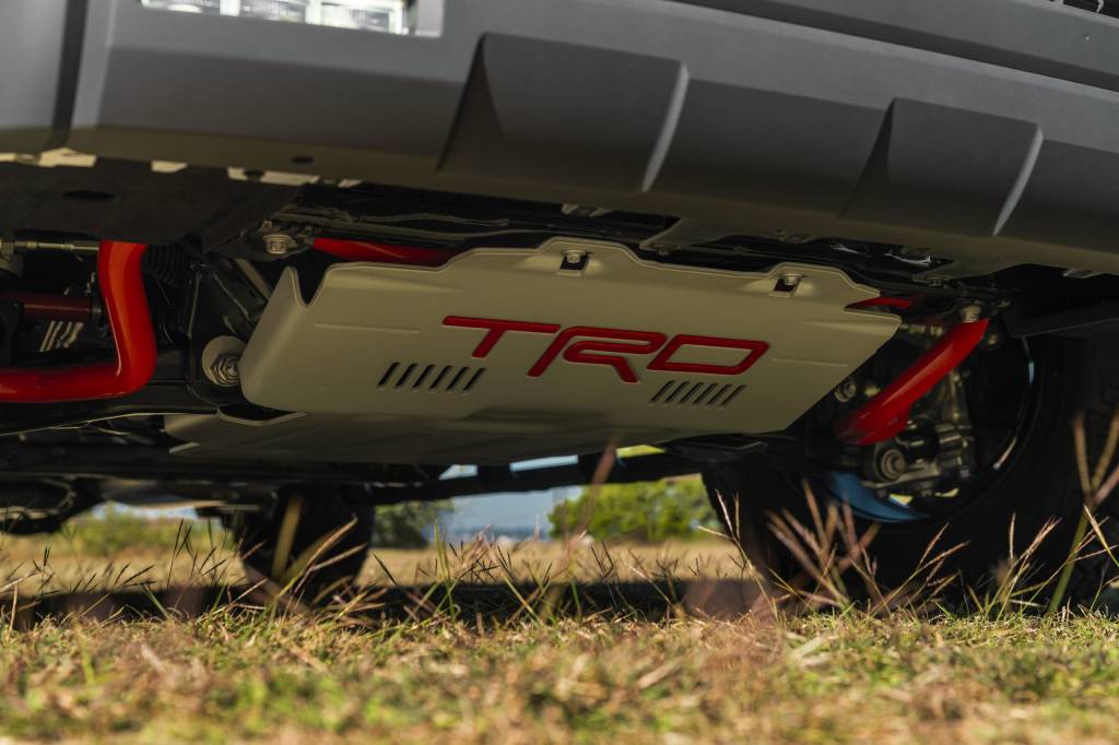 2023_Toyota_Sequoia_TRD-Pro_047-scaled Placa de alumínio que recheia o skid plate tem 0,6 cm de espessura
