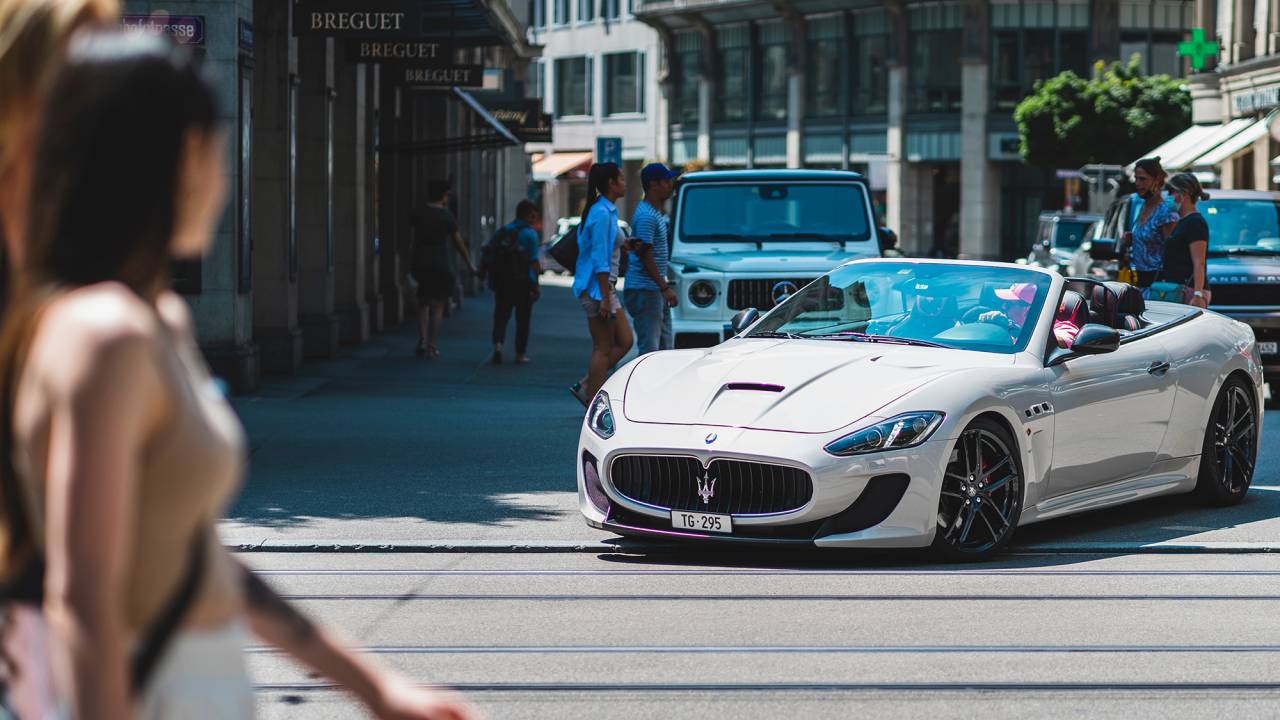 Mulheres em primeiro plano com Maserati em foco ao fundo (1)