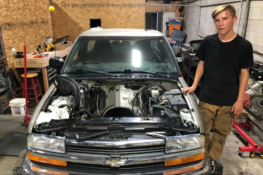 Pai e filho adolescente criam Chevrolet S10 com motor V8 do Corvette