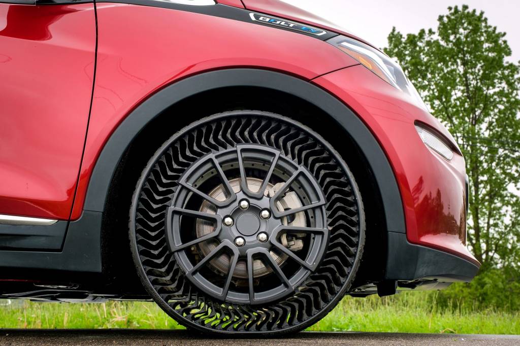 036f3af0-gm-and-michelin-airless-tires-1 Bolt ev com pneus sem ar da michelin