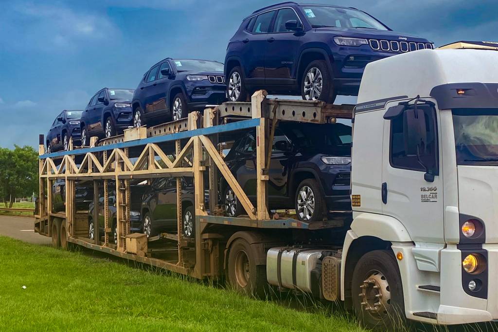 Prefeito goiano aluga cegonha e distribui 15 Jeep Compass entre os netos