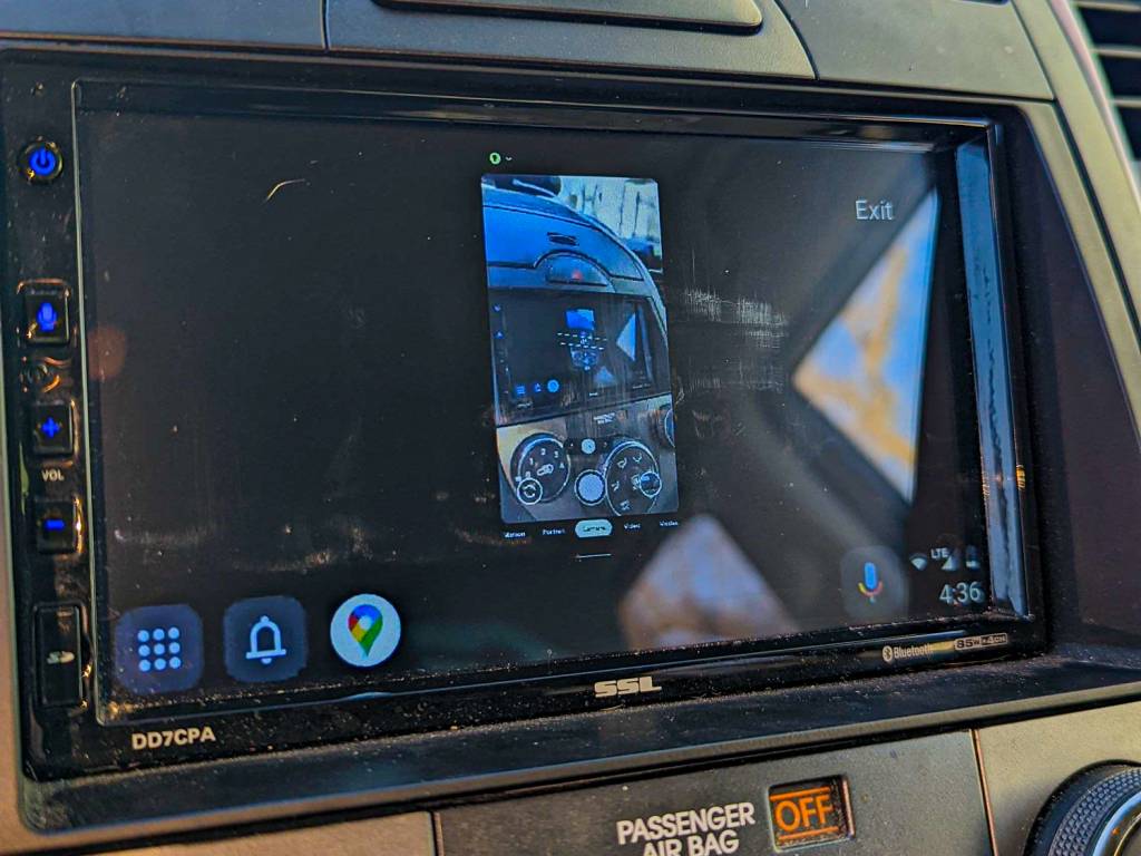 Novo Android Auto Quem já desbloqueou as novas funções conseguiu até projetar a câmera do smartphone na tela do carro