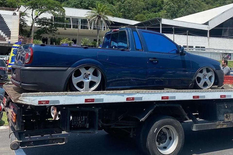 Volkswagen Saveiro rebaixada com pintura da PRF (8) Saveiro foi despida de adesivos antes de ser guinchada pela polícia