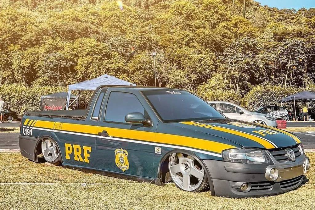 VW Saveiro rebaixada com pintura da PRF é apreendida em operação no Sul