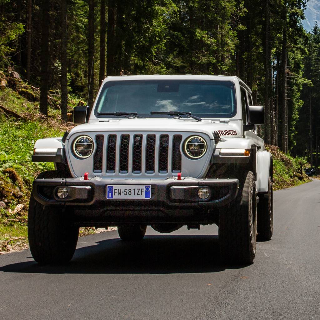 jeep_gladiator_rubicon_568 De frente é complicado distingui-la do Wrangler