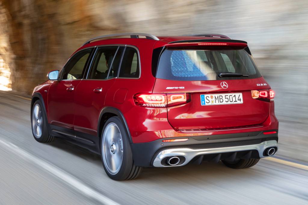 Konkurrenzlos in seiner Klasse: Der neue GLB 35 4MATIC kombiniert mit einer hohen Variabilität, viel Platz und mit hohem FahrspaßUnrivalled in its class: the new GLB 35 4MATIC combines great variability and plenty of space with sheer driving pleasure Mercedes-AMG GLB 35