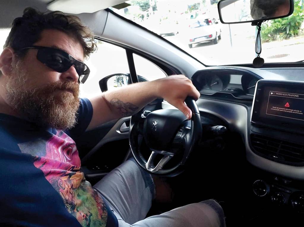 Defeito crônico na central multimídia irrita donos de Peugeot e Citroën