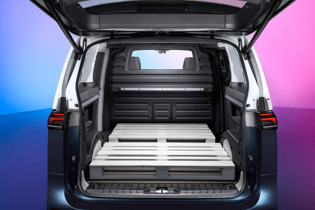 Volkswagen ID. Buzz Cargo ...e separação física entre cabine e espaço para dois pallets