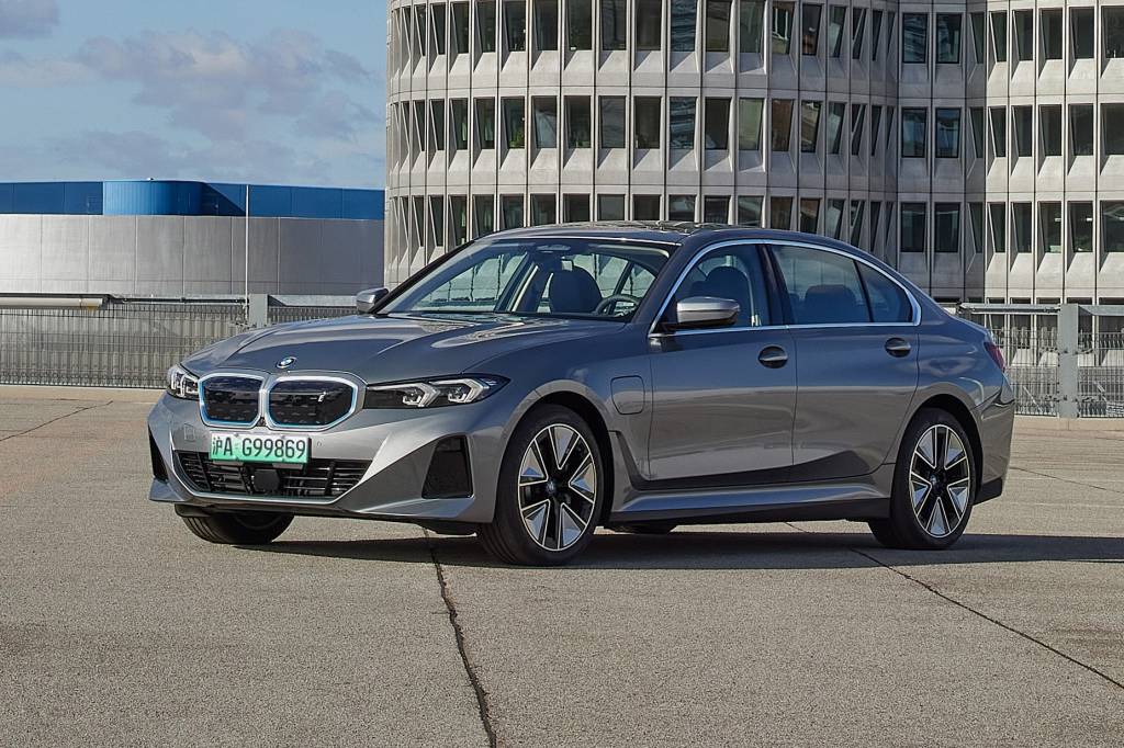 BMW Série 3 elétrico preserva a tração traseira e roda mais de 500 km