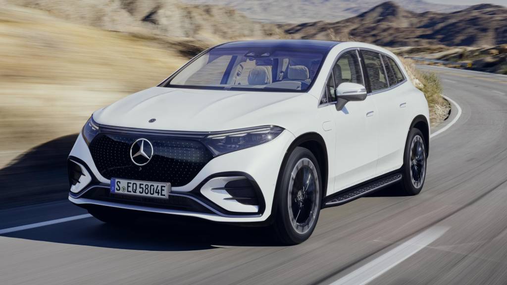 Novo Mercedes EQS tem mais telas que uma casa e potência de esportivo