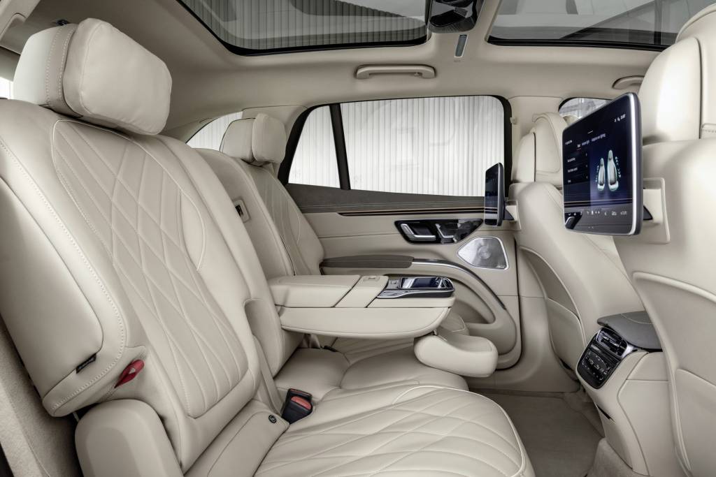 Mercedes-EQ. EQS SUV, X296, 2022 Segunda fileira com entrada USB