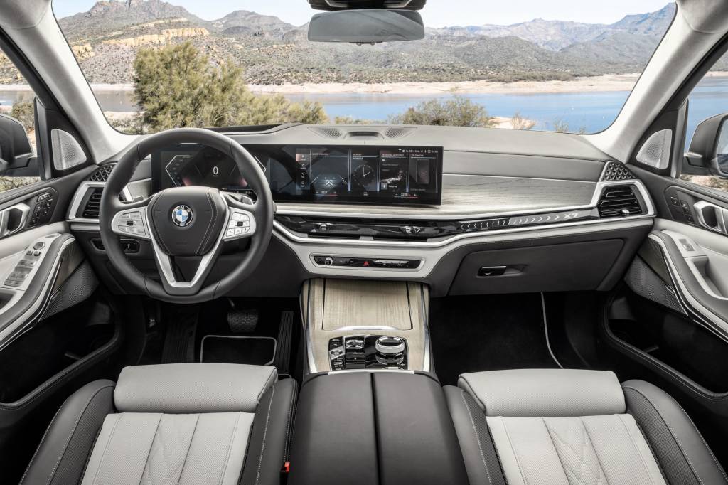 2023-BMW-i7-M60i-27 BMW X7 INTERIOR