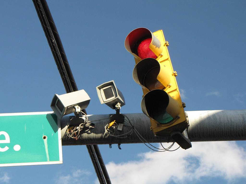 Câmeras de segurança multarão uso de celular ao volante e outras infrações