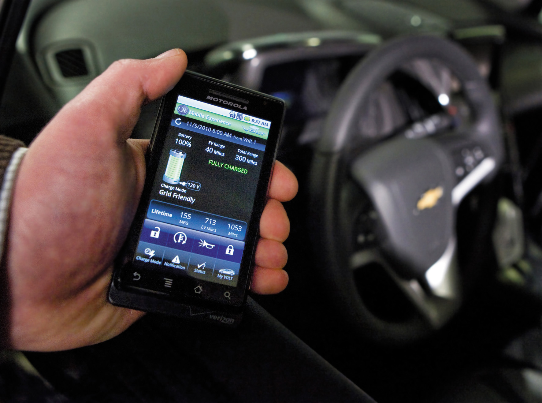 Aparelho de celular que avisa quando arecarga est&aacute; completa do Volt, autom&oacute;vel el&eacute;trico modelo 2010 da Chevrolet, testado pela revista Quatro Rodas.
