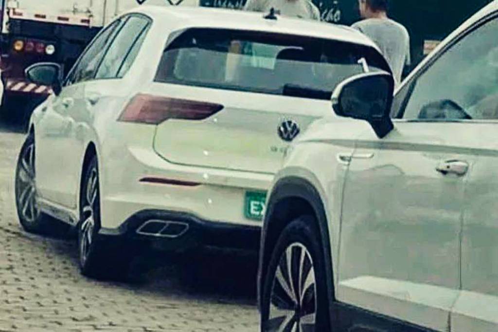 Volkswagen Golf Mk8 em testes no Brasil (2) Golf R-Line flagrado pelas ruas do Brasil em 2022.