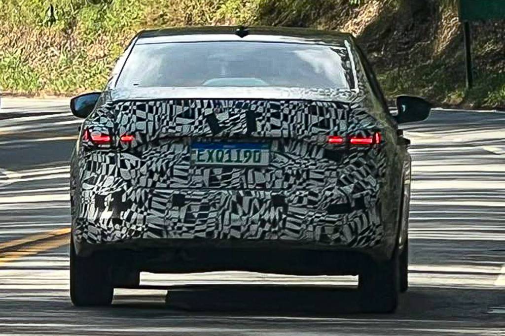 Volkswagen Virtus 2023 em testes no Brasil.jpg Luzes de freio do Virtus nacional devem seguir estilo do indiano, recém-apresentado