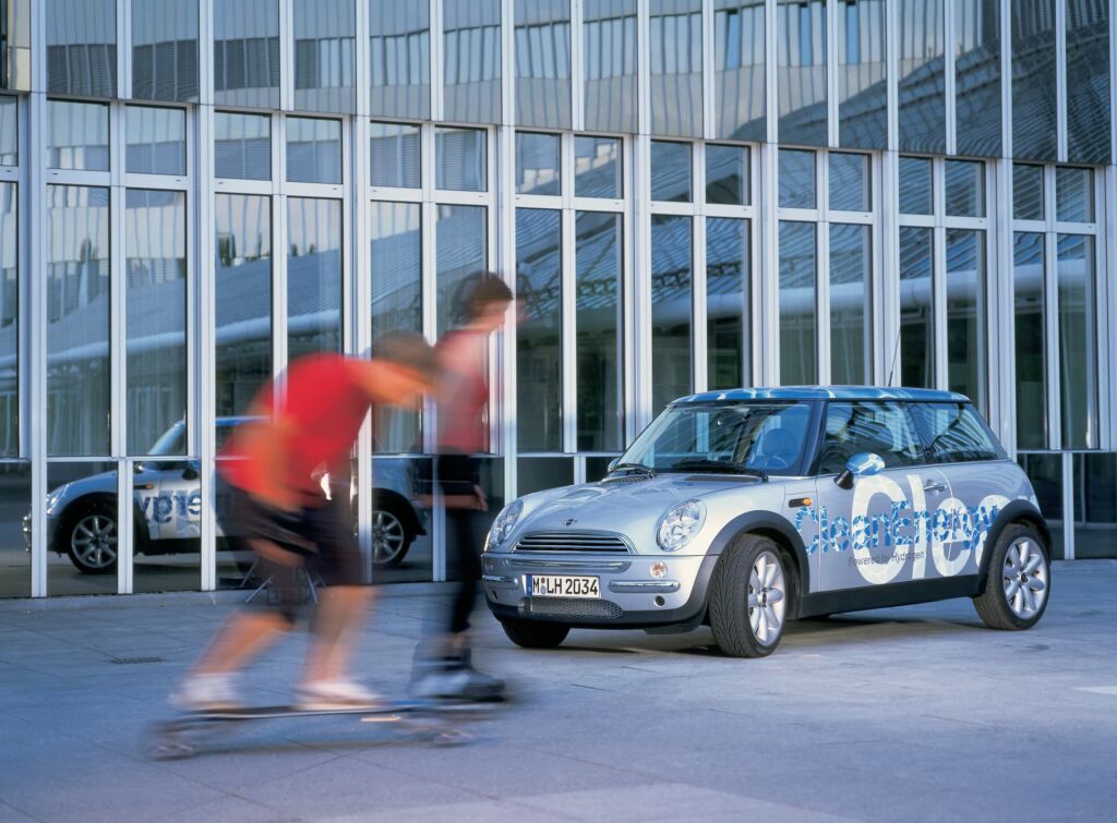 Mini Cooper hidrogenio tres quartos na rua