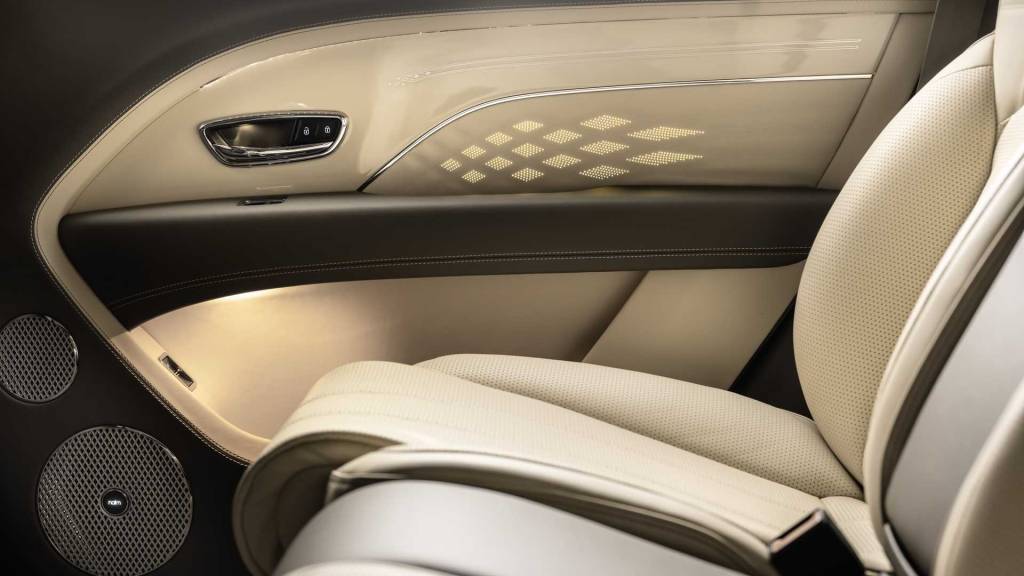 Bentley Bentayga EWB Portas tem diodos milimétricos de LED