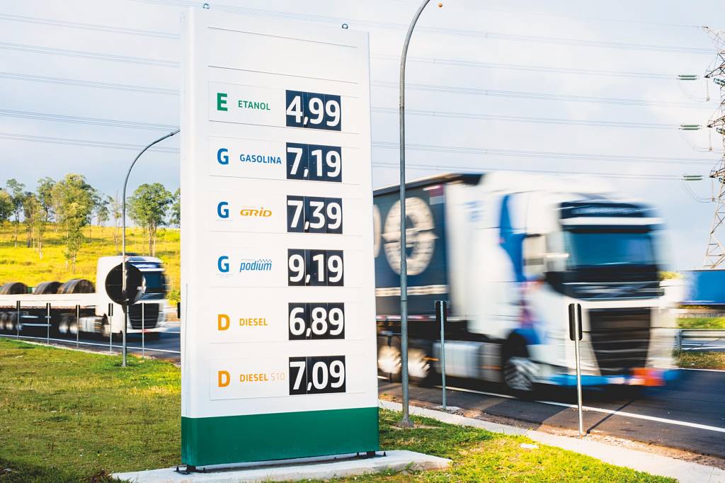 Preço do litro da gasolina pode cair quase R$ 0,70 com isenção de impostos