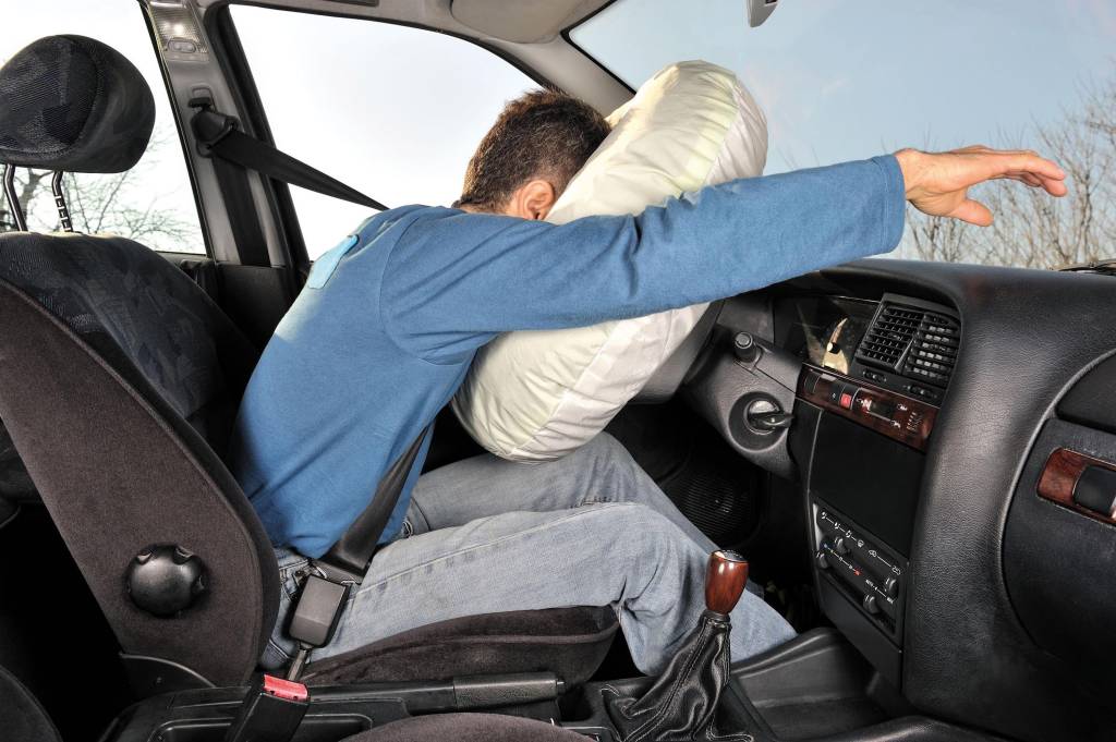 Qual a velocidade mínima de um impacto para os airbags estourarem?