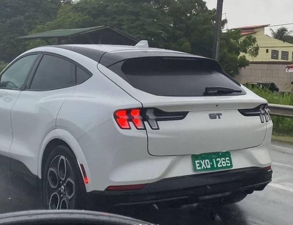 SUV e elétrico, o Mustang Mach-E também foi visto no Brasil