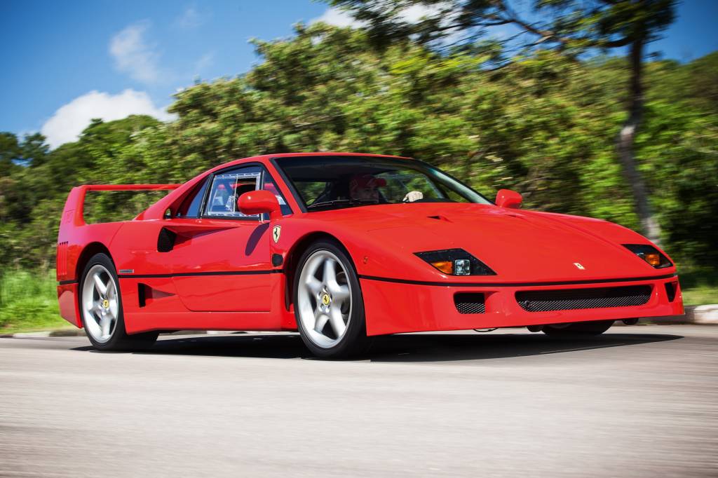 Esta Ferrari F40 é uma réplica feita no Brasil e tem 400 cv