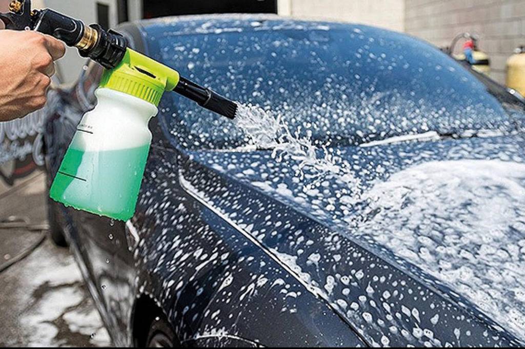 Lavar muito o carro danifica ou gasta a pintura?