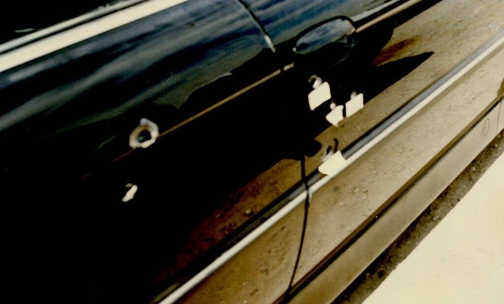 1996_bmw_7_series-pic-7511187485019603106-1024×768 BMW 750iL em que Tupac foi baleado marcas de tiro na porta