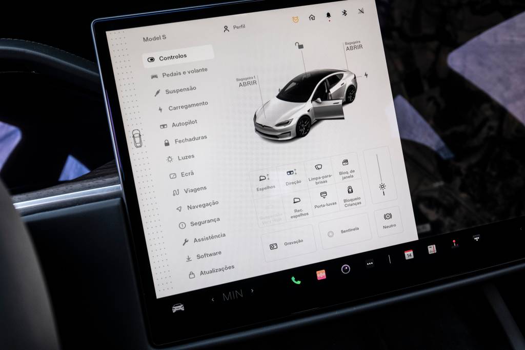 Donos de Tesla criam mercado paralelo para contornar problema sério com as portas
