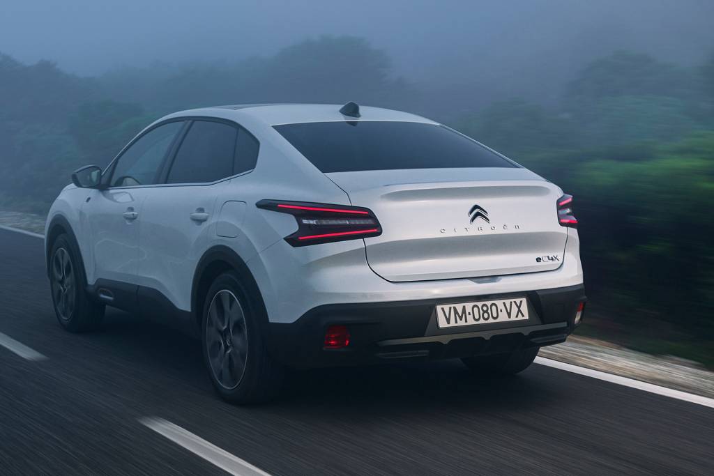 Novo Citroën C4 X tem pose de SUV e porta-malas de sedã