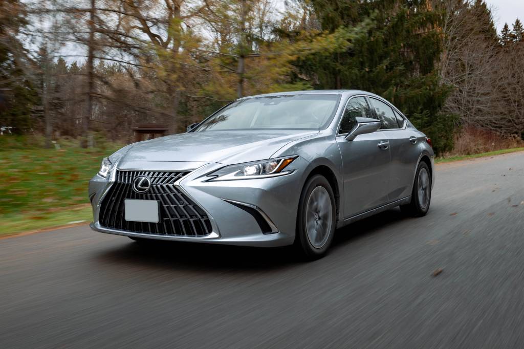 Lexus ES 300h 2022 se renova e segue como único sedã da marca no Brasil