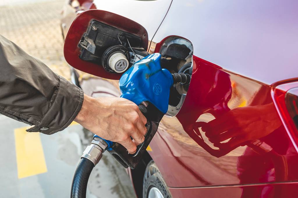 Gasolina passa a ter mais etanol: o que muda e como pode afetar carros e motos?