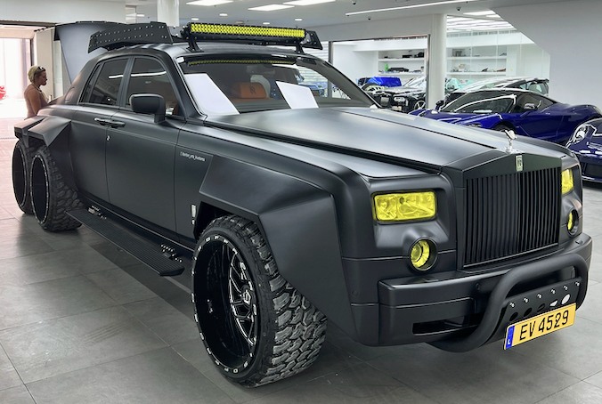 Rolls-Royce 6×6 de R$ 27 mi é revestido em ouro e couros de cobra e jacaré