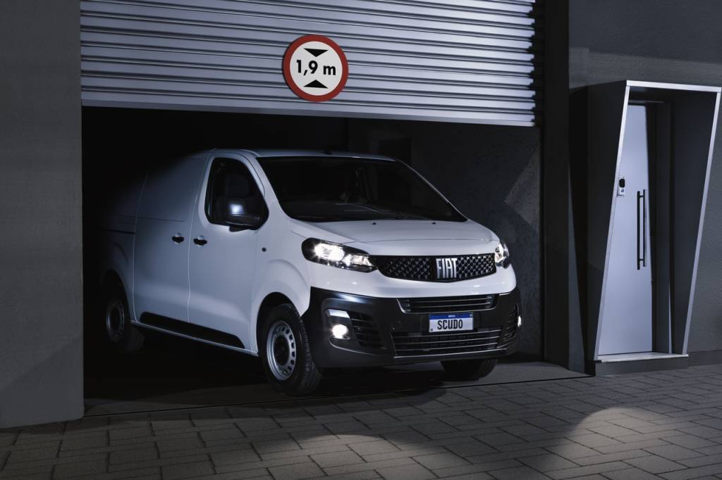Scudo_Cargo_229_Easy-Resize.com Fiat Scudo saindo de garagem