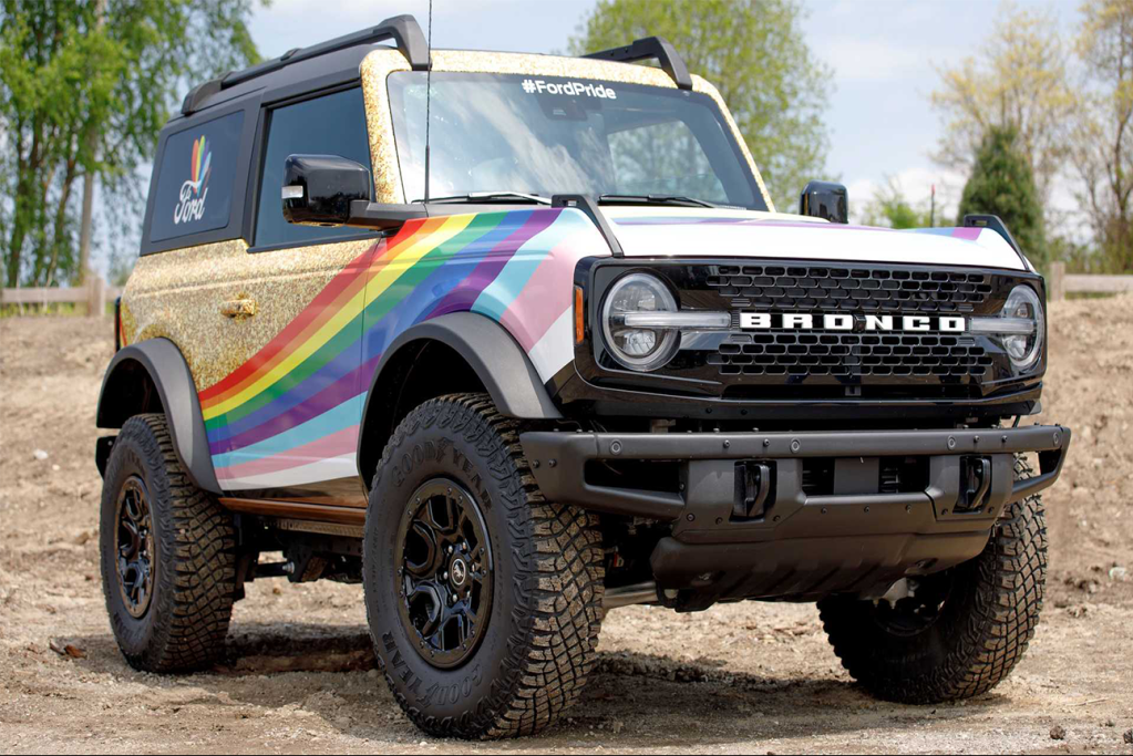 Após criar Ranger “muito gay”, Ford lança Bronco nas cores do arco-íris