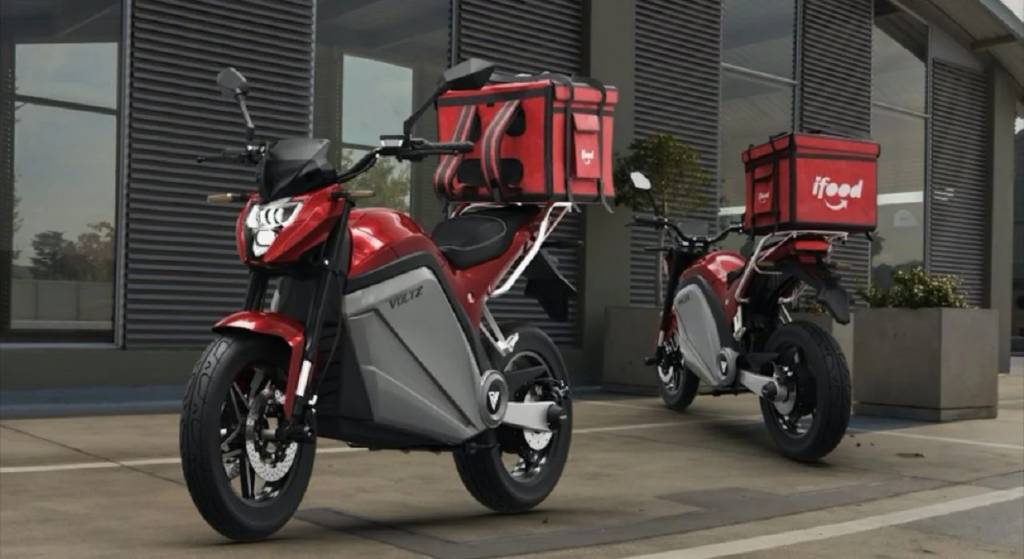 duas-motos-voltz-evs-vermelhas-com-mochila-do-aplicativo-ifood Moto do ifood
